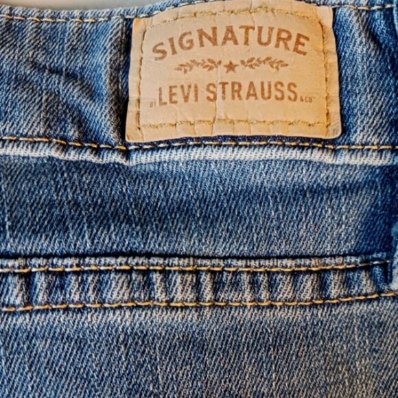 Signature Levi Strauss Jeans Womens Blue Mid Rise Capri Jeans Pants 32x22 Actual - Picture 6 of 9